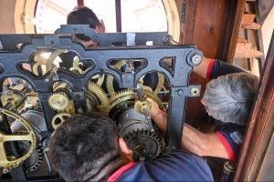 Entra en su etapa final la restauración del histórico reloj del Palacio Municipal