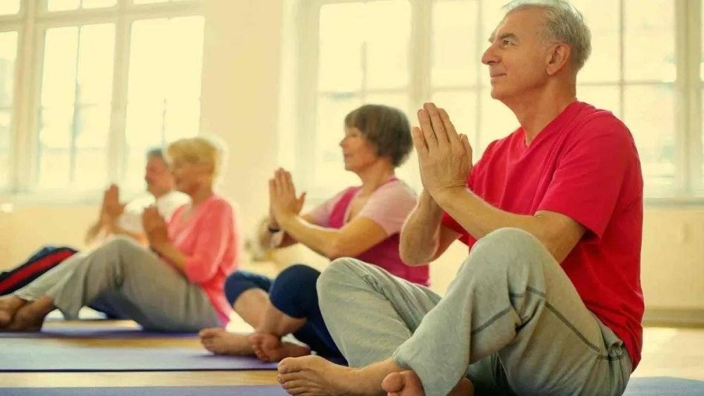 Jornada de Yoga al aire libre en Plaza 25 de Mayo.