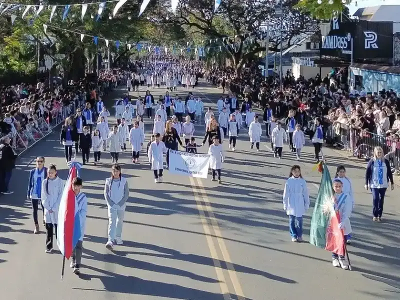 Acto central y desfile cívico militar por el 216º Aniversario de la Revolución de Mayo