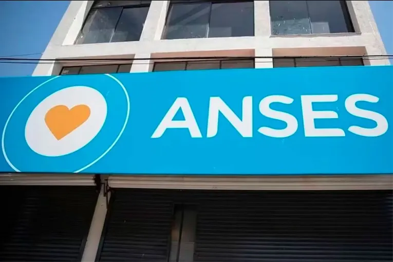 ANSES lanzó una fuerte alerta por mensajes falsos que buscan robar datos y dinero