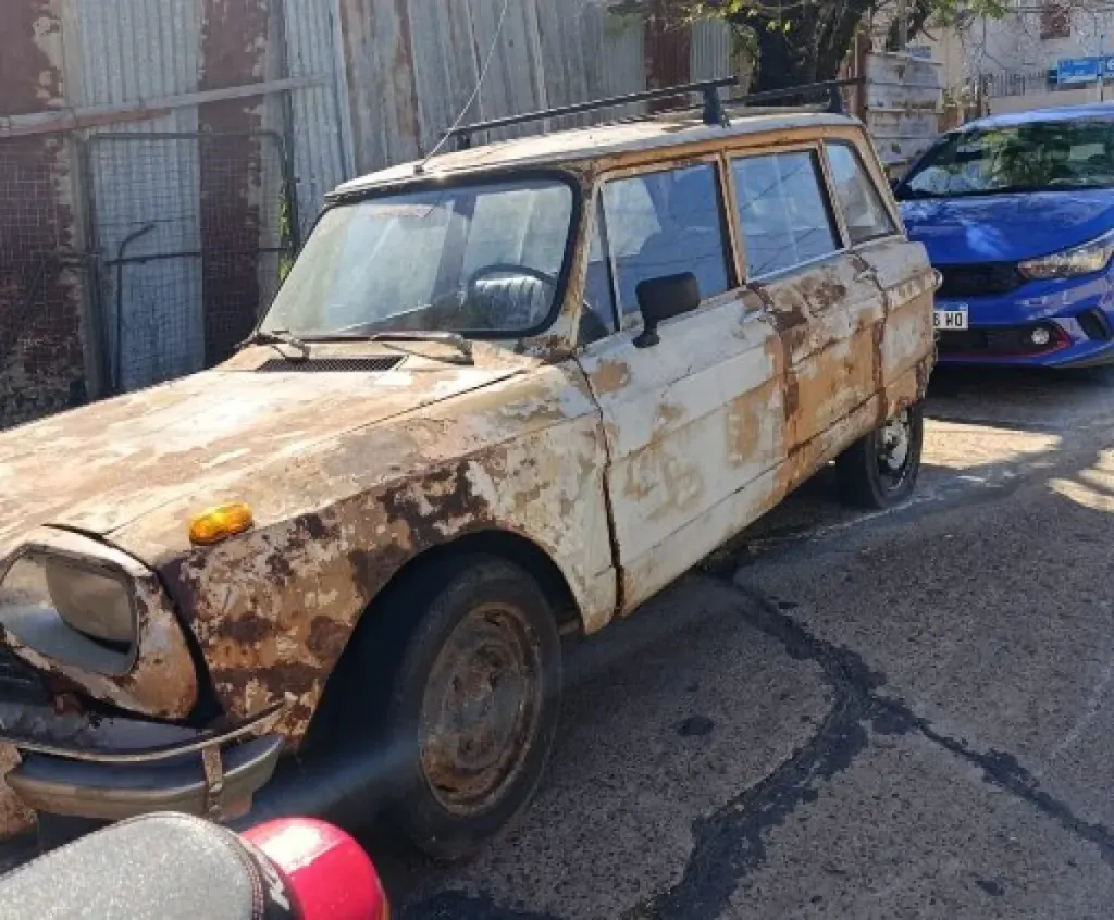 Auto abandonado desde hace décadas genera reclamos de vecinos en calle Estrada