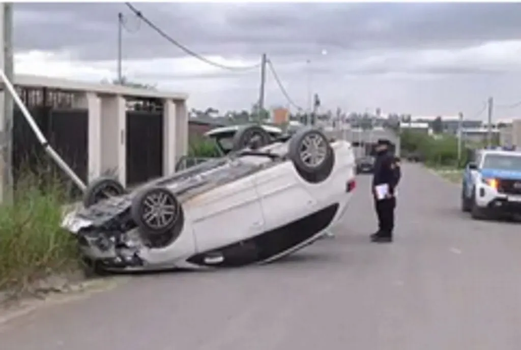 Auto impactó contra un poste de alumbrado público y volcó
