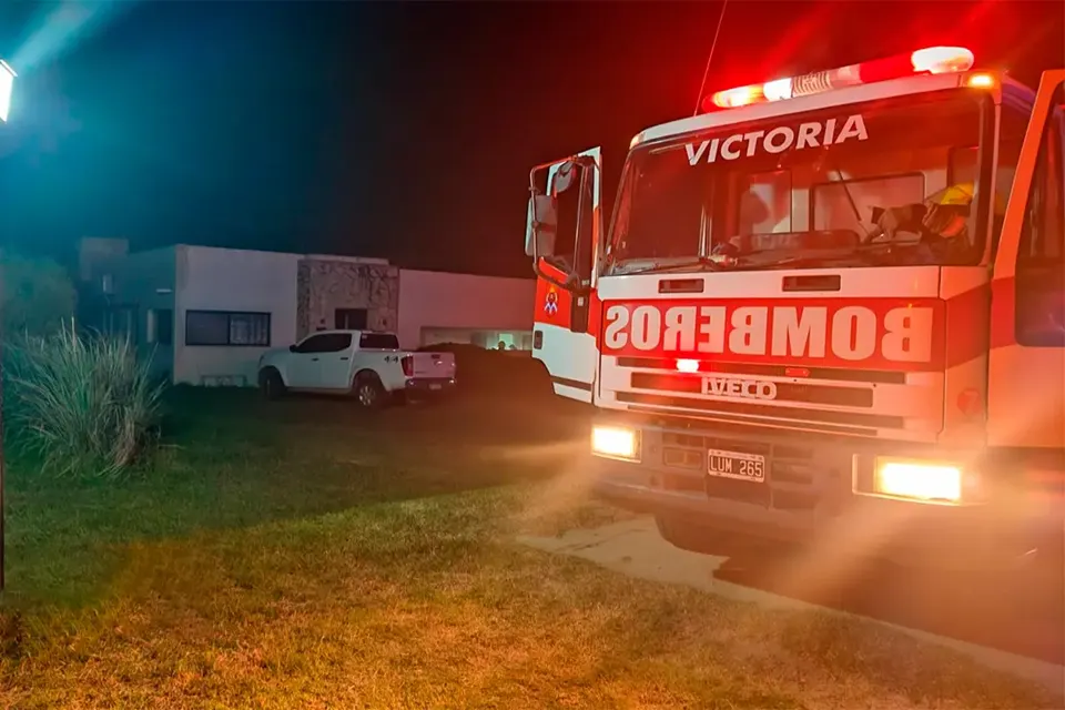 Bebé afectado por la inhalación de monóxido tras incendio en Victoria fue trasladado a Rosario