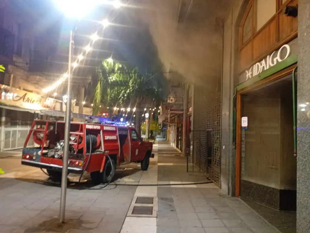 Bomberos debieron trabajar en el incendio de un local ubicado en plena peatonal de Concordia