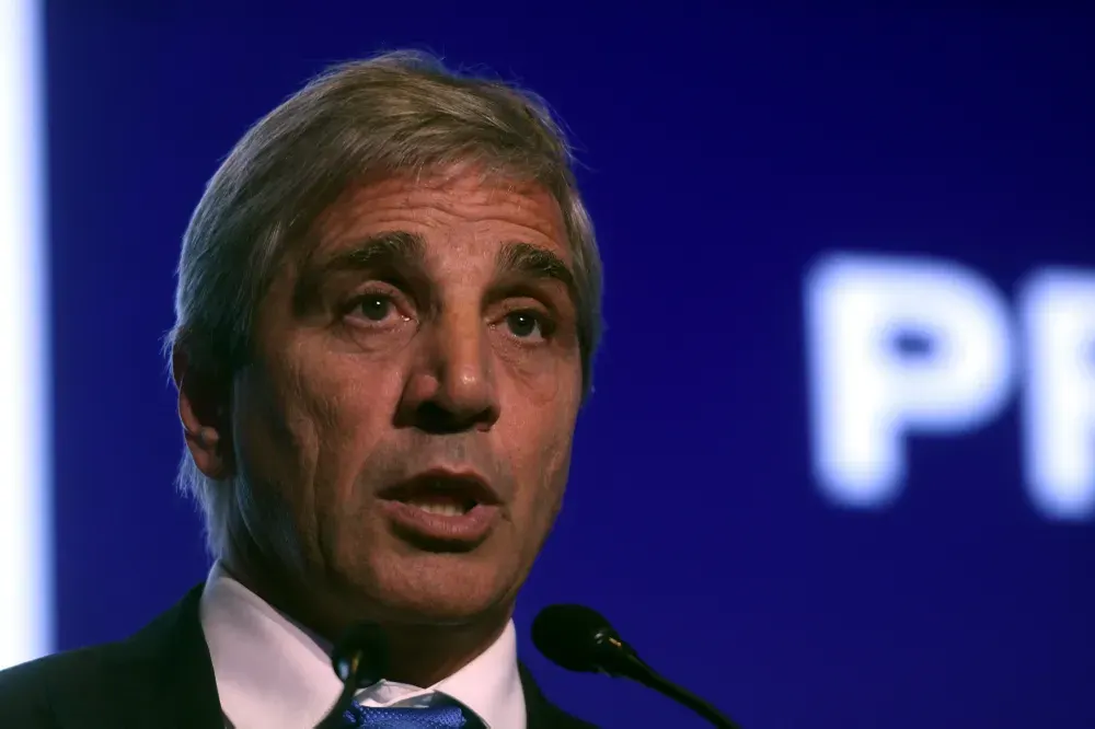 Caputo respaldó a Milei en la defensa de Adorni: «El presidente piensa que es una persona honesta»