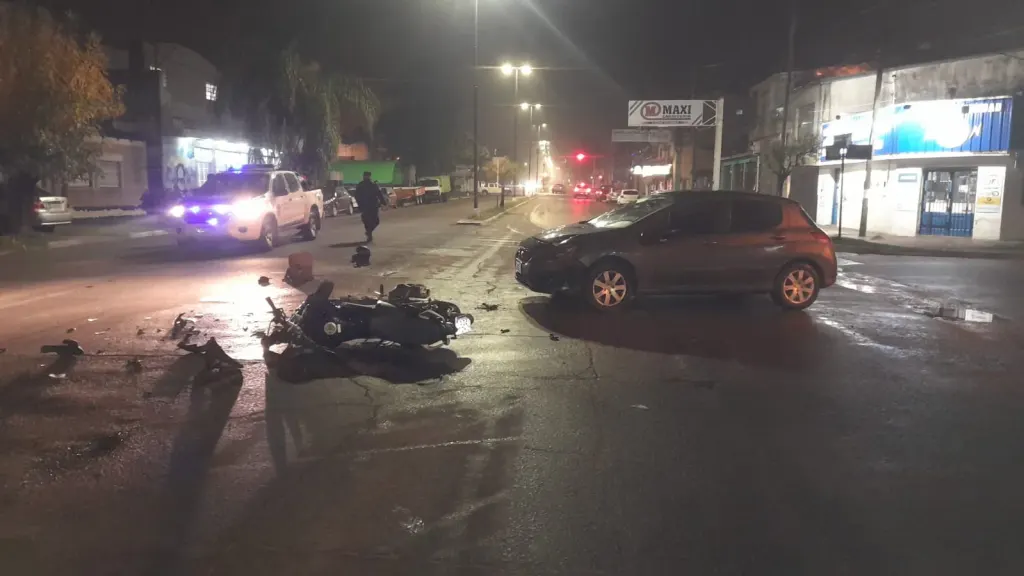 Choque en Bv. San Lorenzo y Chile: un motociclista terminó hospitalizado