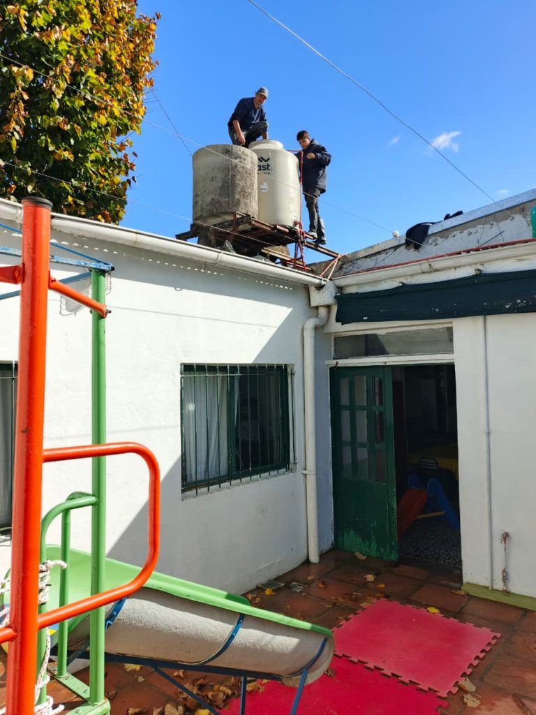 Continúa la desinfección de tanques de agua en las escuelas
