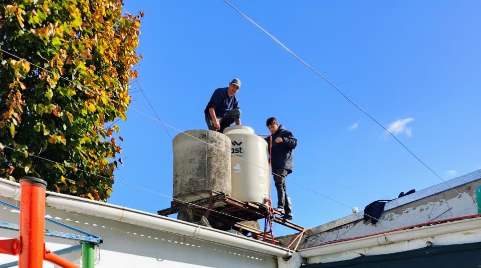 Continúa la desinfección de tanques de agua en las escuelas