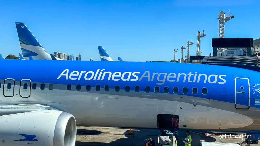 Detuvieron a una pareja acsada de haber tenido sexo en un avión