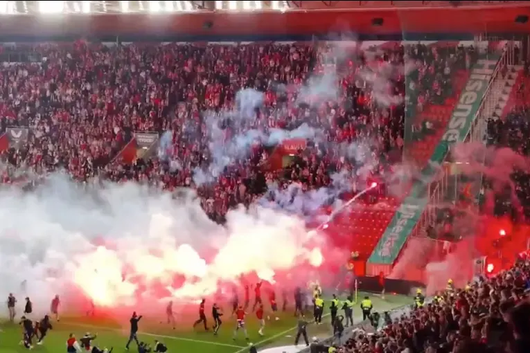 El brutal final de un clásico en Europa: bengalas, agresiones y partido suspendido