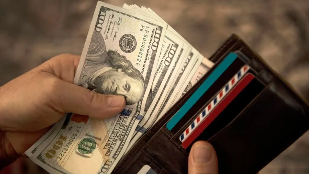 El dólar oficial volvió a subir, pero se mantuvo por debajo de los $1.400