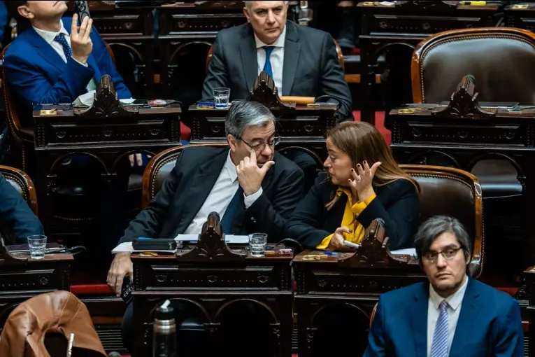El peronismo evita una ofensiva aislada contra Adorni y suma reclamos sociales y económicos