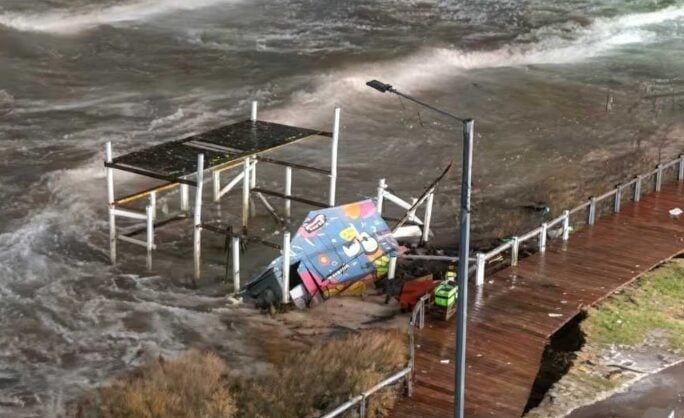 El potente ciclón extratropical devasta la Costa bonaerense con olas de siete metros