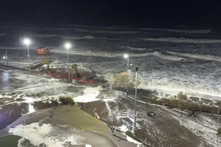 El potente ciclón extratropical devasta la Costa bonaerense con olas de siete metros