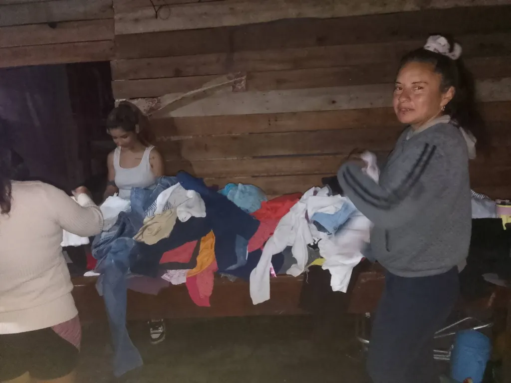 El Roperito Solidario acercó donación a familias de Las Mandarinas
