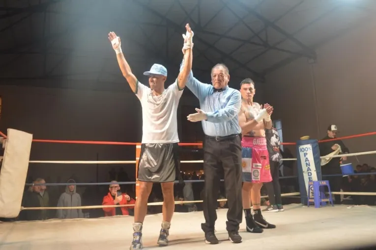 En el Gimnasio Municipal hubo un rápido nocaut en el combate de fondo