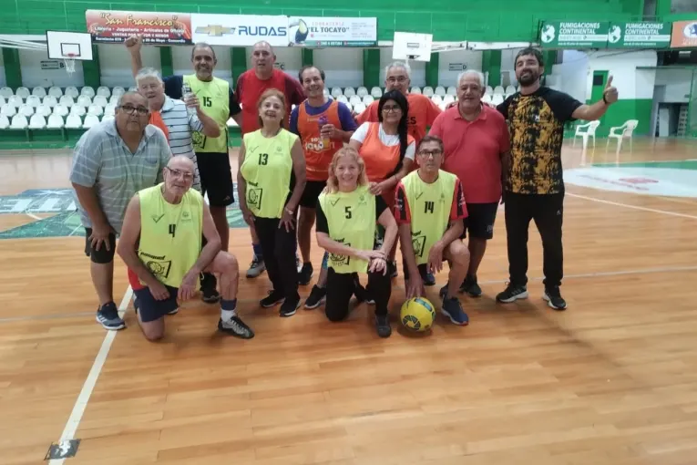 Encuentro de fútbol caminando en el Polideportivo del ISEEF