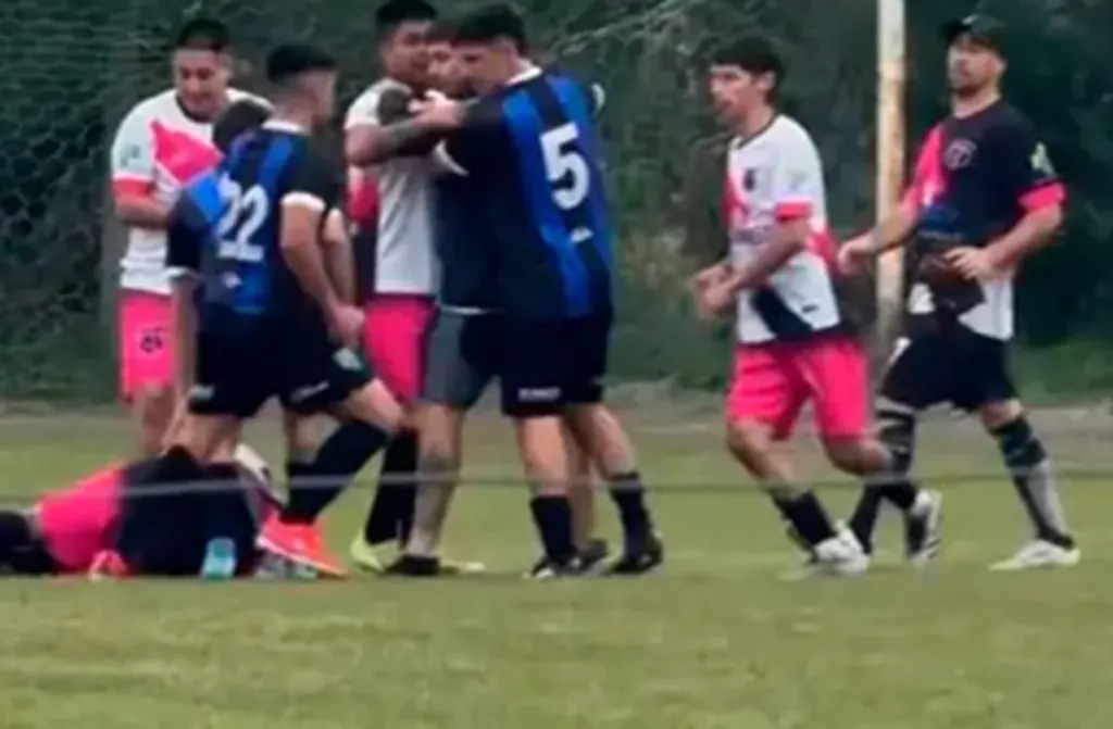 Expulsaron con 500 fechas a los equipos involucrados en una pelea en un torneo de fútbol amateur