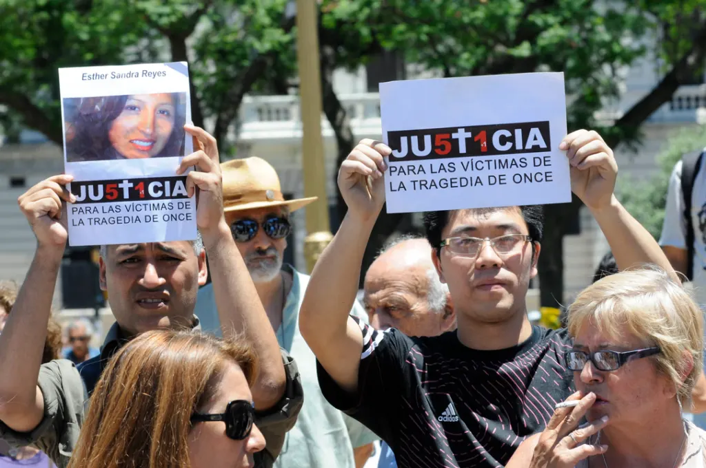 Familiares de las víctimas de la Tragedia de Once repudiaron la prisión domiciliaria de De Vido