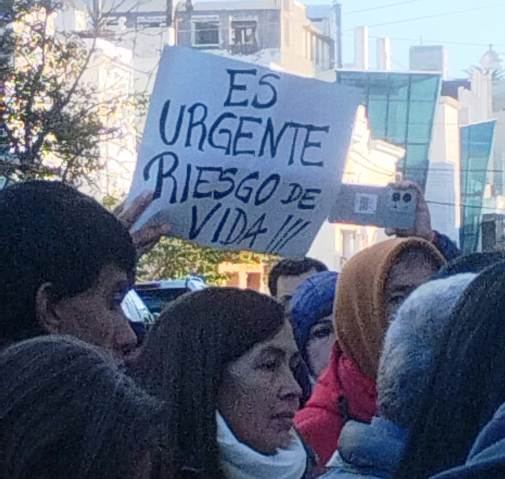 Filtraciones de agua en cañerías eléctricas: protesta de una secundaria en la Departamental de Escuelas