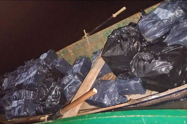 Fueron descubiertos cuando intentaban cruzar 264 botellas de vodka por el río Uruguay