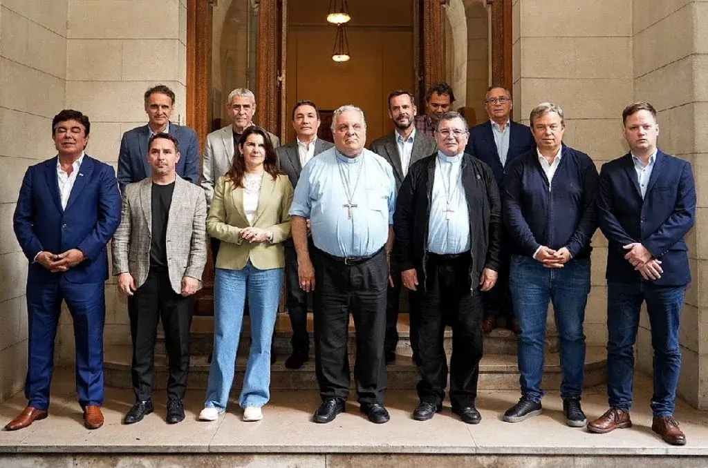 Fuerte malestar del Gobierno con la Iglesia por una foto con intendentes del PJ y la CGT