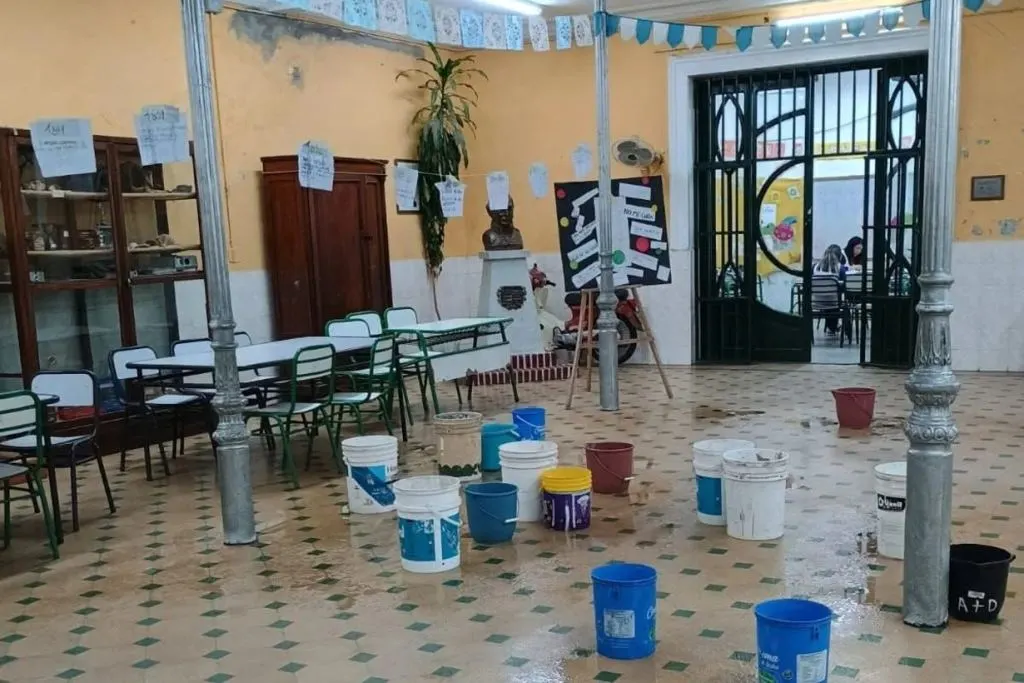 Hubo filtraciones en escuelas durante la tormenta y piden “soluciones urgentes”