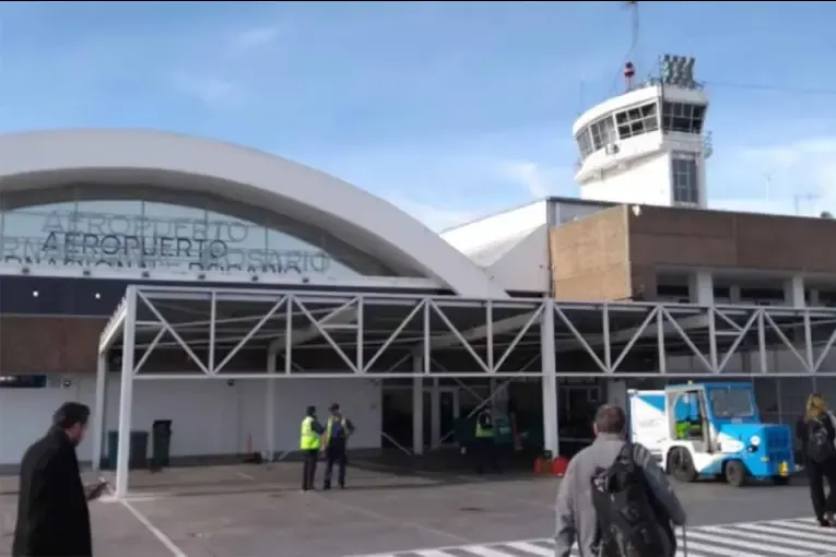 Imputarían por “exhibiciones obscenas” a la pareja hallada semidesnuda en un avión