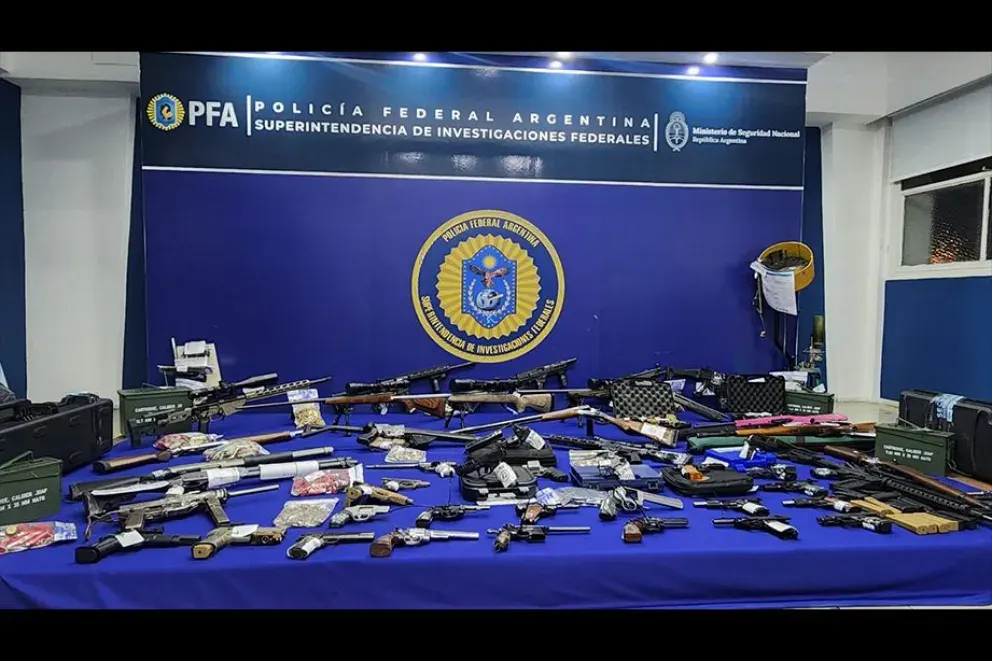 Indagan a 13 acusados de conformar una organización que adquiría y comercializaba armas mediante testaferros