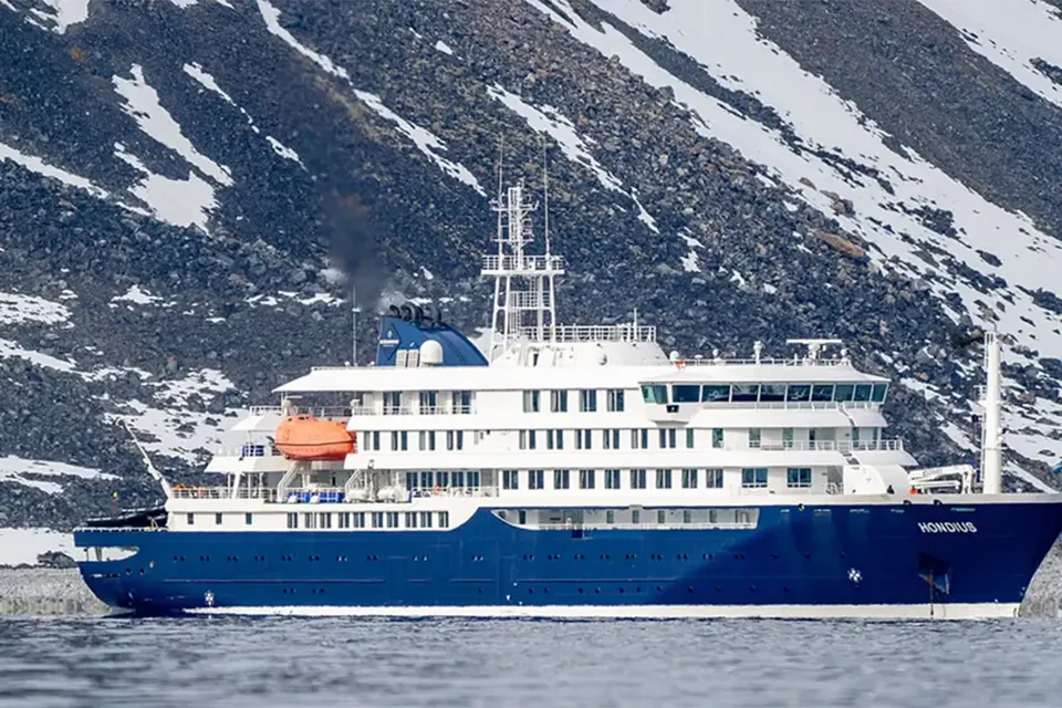 Investigan posible contagio de hantavirus en azafata que nunca estuvo en el crucero