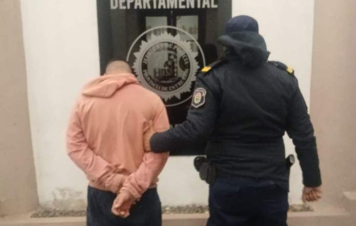 Irrumpió en la casa, la agredió delante de sus hijos y terminó detenido
