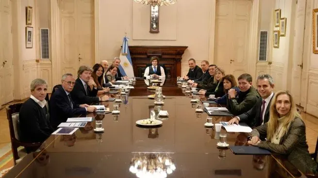 Javier Milei reunió al Gabinete y volvió a respaldar a Manuel Adorni en medio de la crisis interna