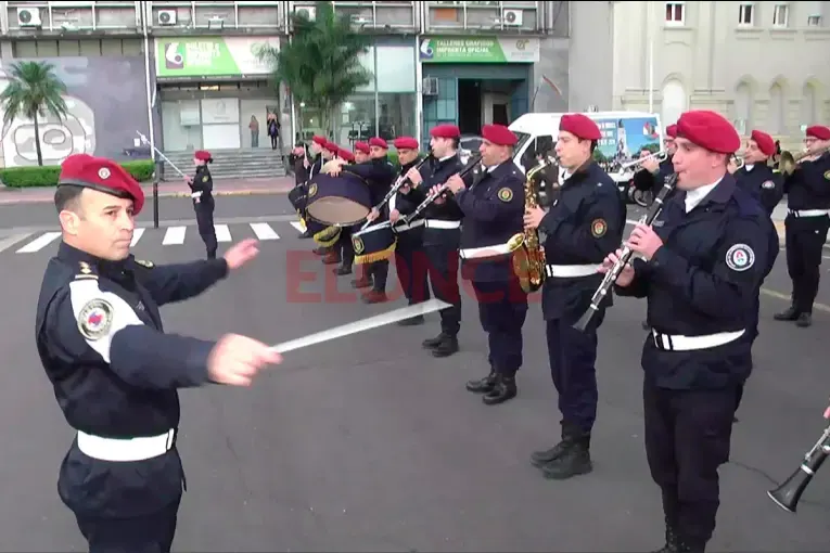 La Banda de la Policía emocionó al interpretar el Himno Nacional frente a Casa de Gobierno