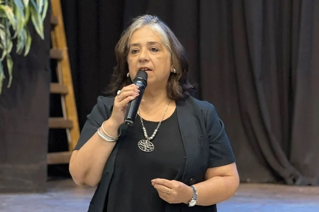 La directora de Escuelas de Colón, una vez más en el centro de la polémica: el cargo de su hija y el pedido de renuncia desde el CGE