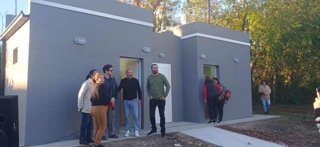 La plaza Schiavo ya tiene sus nuevos sanitarios