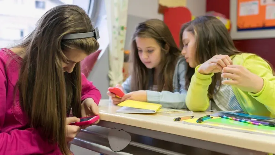 La Unesco advierte: prohibir los teléfonos celulares en clase no resuelve el problema