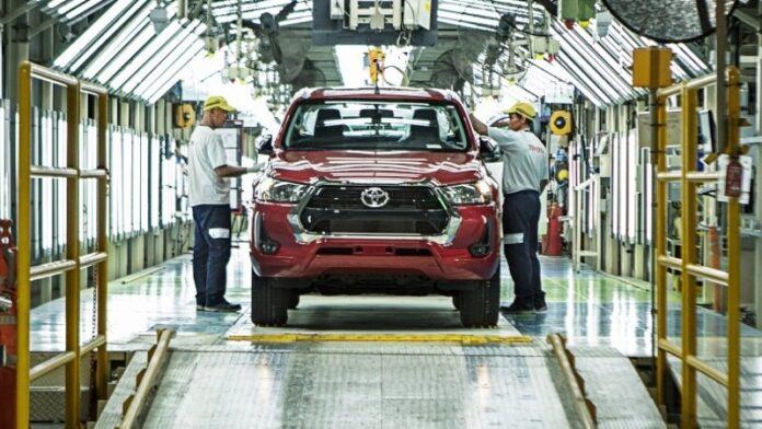 Las automotrices congelan precios por el avance de los autos chinos