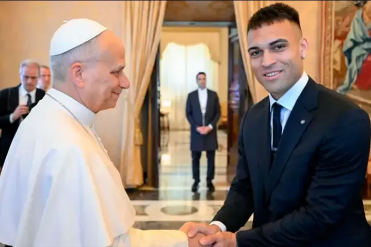 Lautaro Martínez encabezó la delegación del Inter de Milán en su visita al Papa