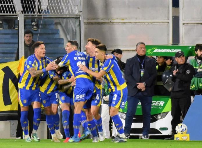 Liga Profesional: Rosario Central reaccionó a tiempo y eliminó a Racing en un duelo cargado de tensión
