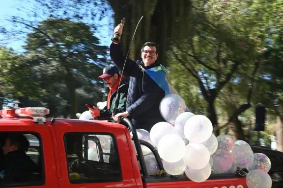 "Lo primero que guardo cuando viajo son los colores de mi Gualeguaychú" dijo Larrivey al bajar de la caravana