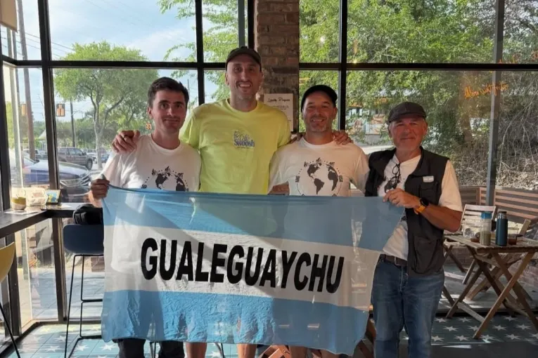 Los ciclistas gualeguaychuenses que van al Mundial a seguir a la Selección se reunieron con Ginóbili en San Antonio