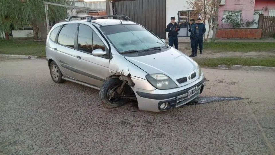 Los montículos de tierra sobre la vía pública las causas de un accidente que pudo ser grave.