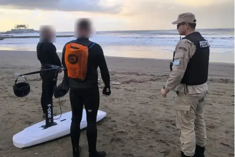 Mar del Plata: rescataron y denunciaron a dos surfistas por violar restricciones de navegación en pleno temporal