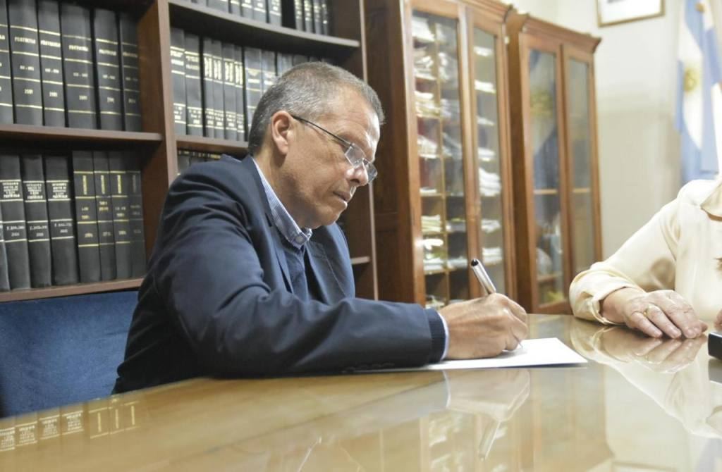 Martin firmó la escritura del Colegio Sarmiento y fortaleció el respaldo educativo