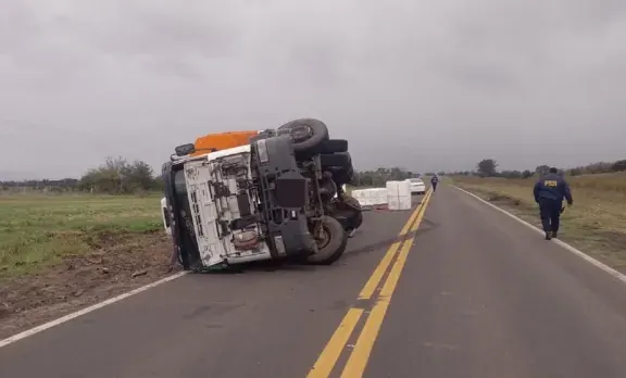 Mordió la banquina y volcó el camión sobre Ruta Provincial 20