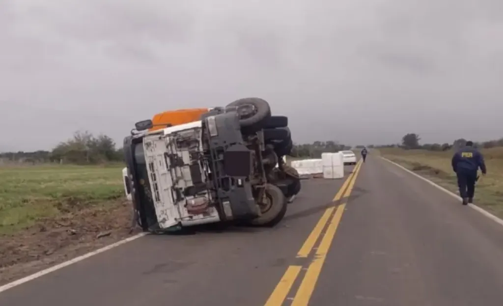 Mordió la banquina y volcó un camión sobre Ruta Provincial 20