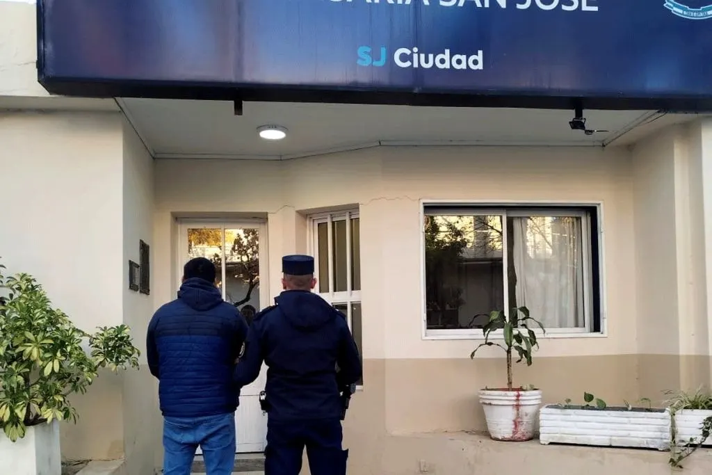 Operativo policial culminó con el arresto del presunto autor de un delito. Una caja fuerte dañada, entre los elementos secuestrados
