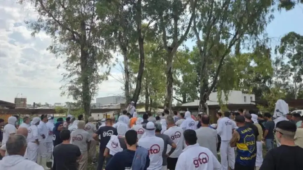 Por sueldos adeudados, trabajadores de Granja Tres Arroyos volvieron al paro