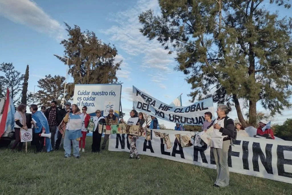 Proyecto de refinería sobre el río Uruguay: invitan a vecinos del departamento Colón a firmar una nota dirigida al canciller