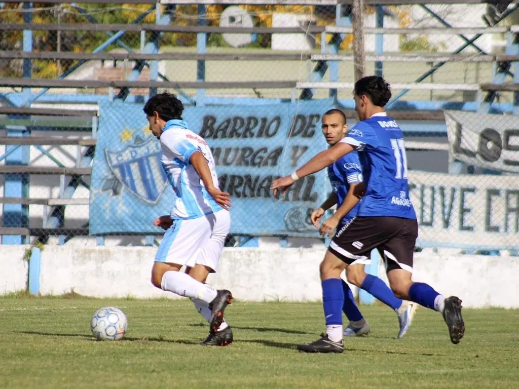 Puntero absoluto: Juventud Unida goleó a Deportivo Urdinarrain y se afianza en la cima del Apertura